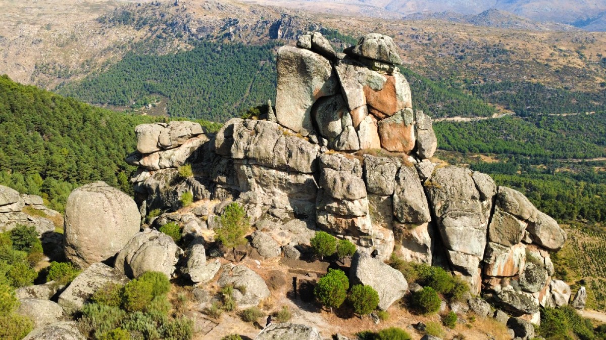 Peña de la Mora en Navatalgordo.