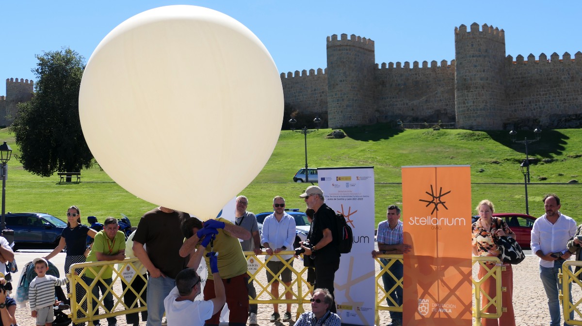 Lanzamiento del globo sonda Magu desde &Aacute;vila.