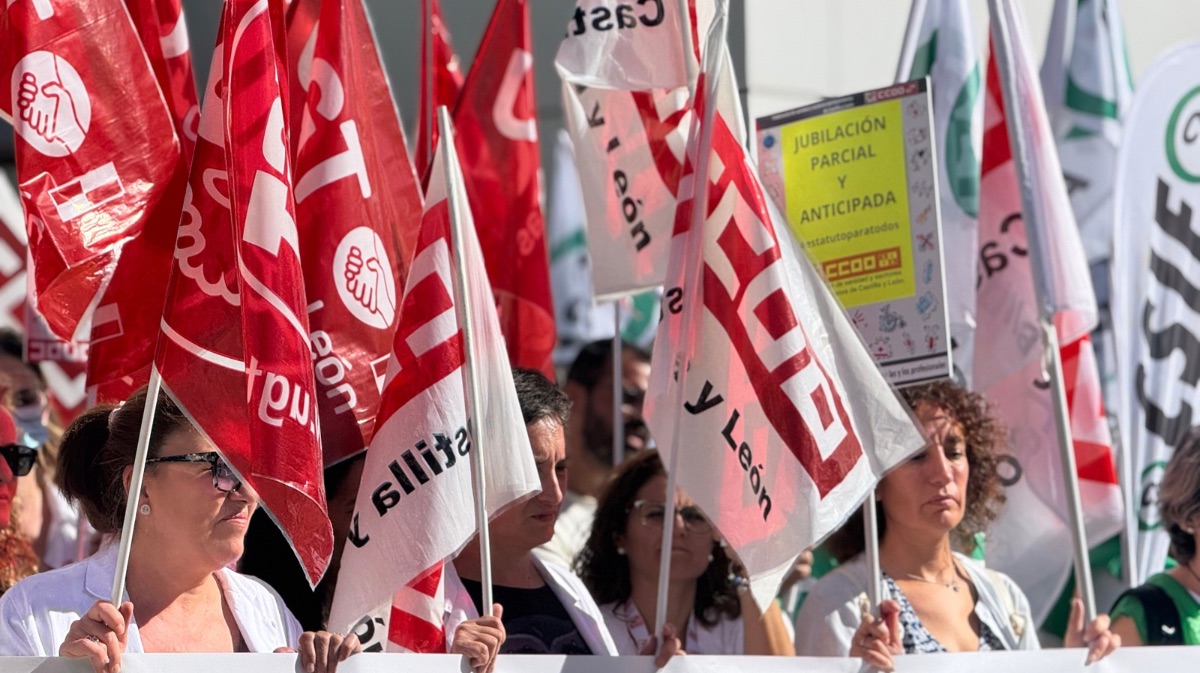 Profesionales sanitarios se concentran para exigir mejoras laborales