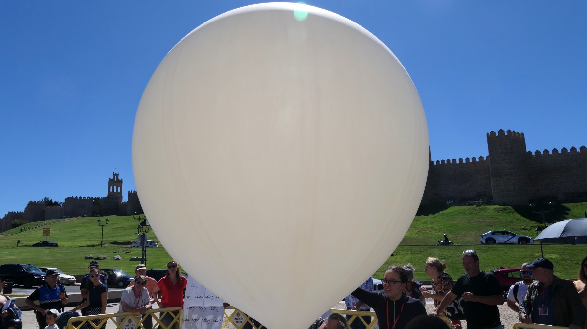 Lanzamiento del globo sonda Magu desde &Aacute;vila.