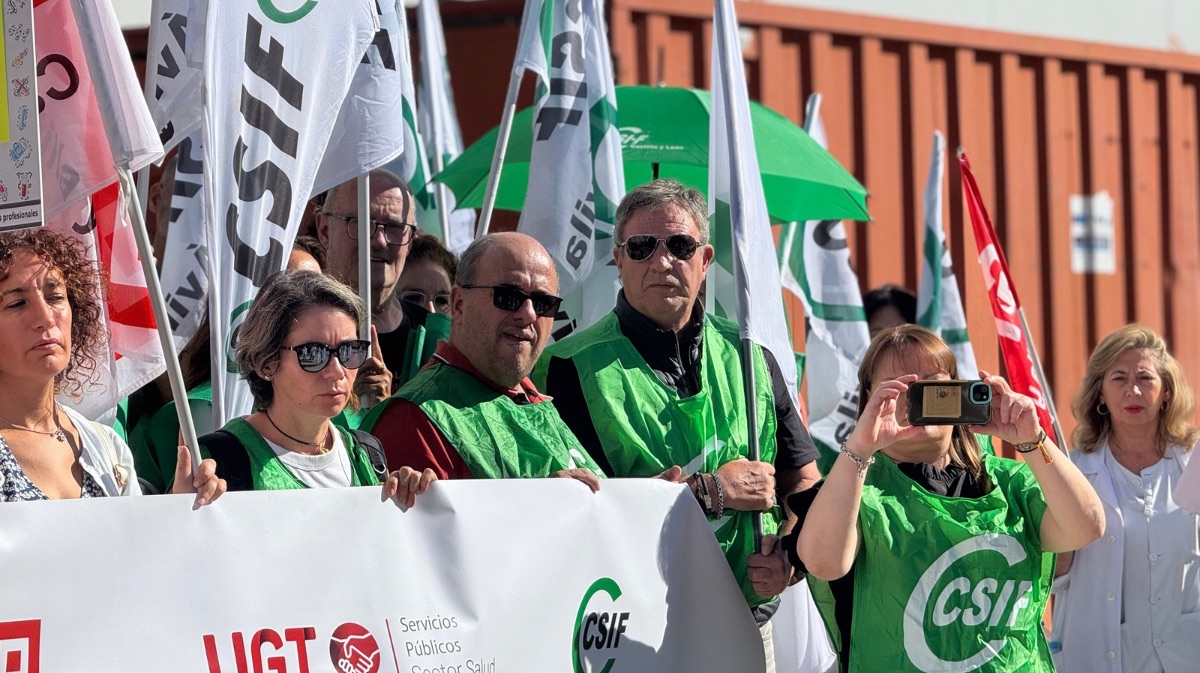Profesionales sanitarios se concentran para exigir mejoras laborales