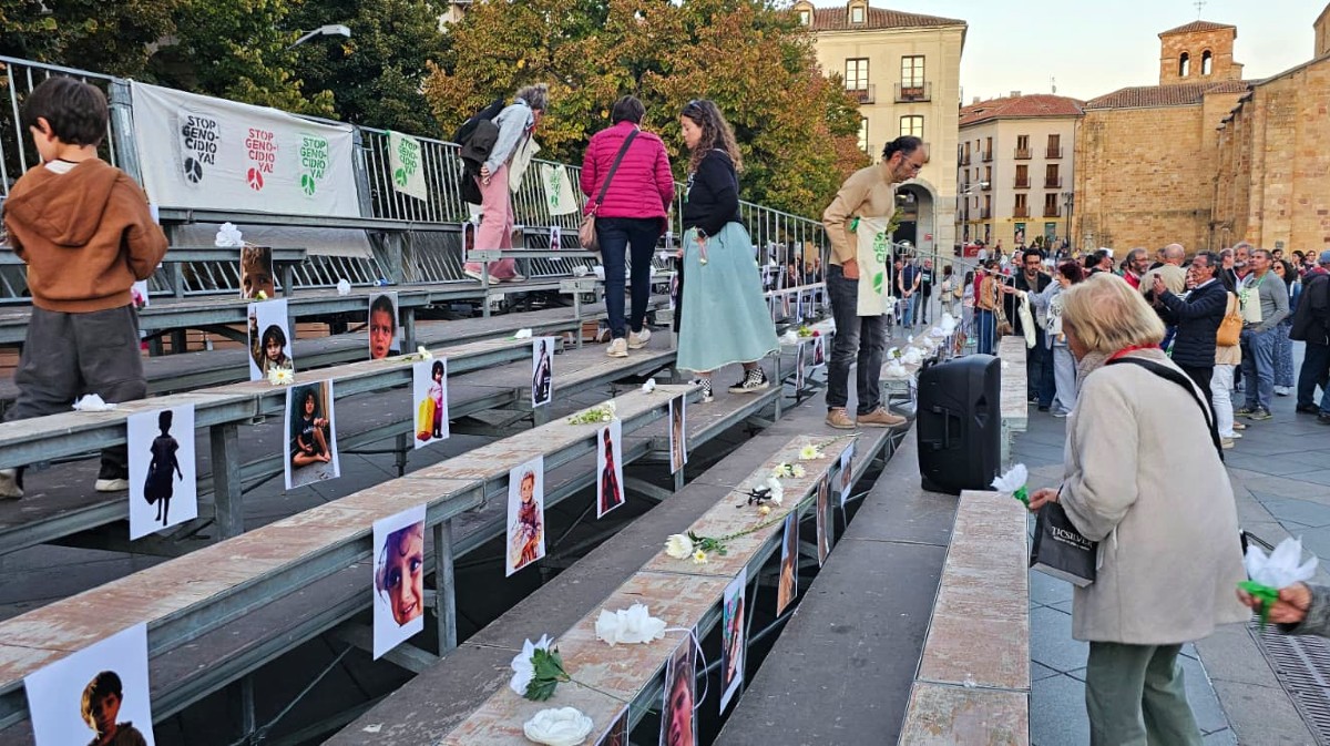 Simbólica ofrenda floral por las víctimas del genocidio en Gaza.