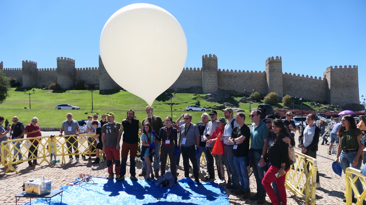 Lanzamiento del globo sonda Magu desde &Aacute;vila.