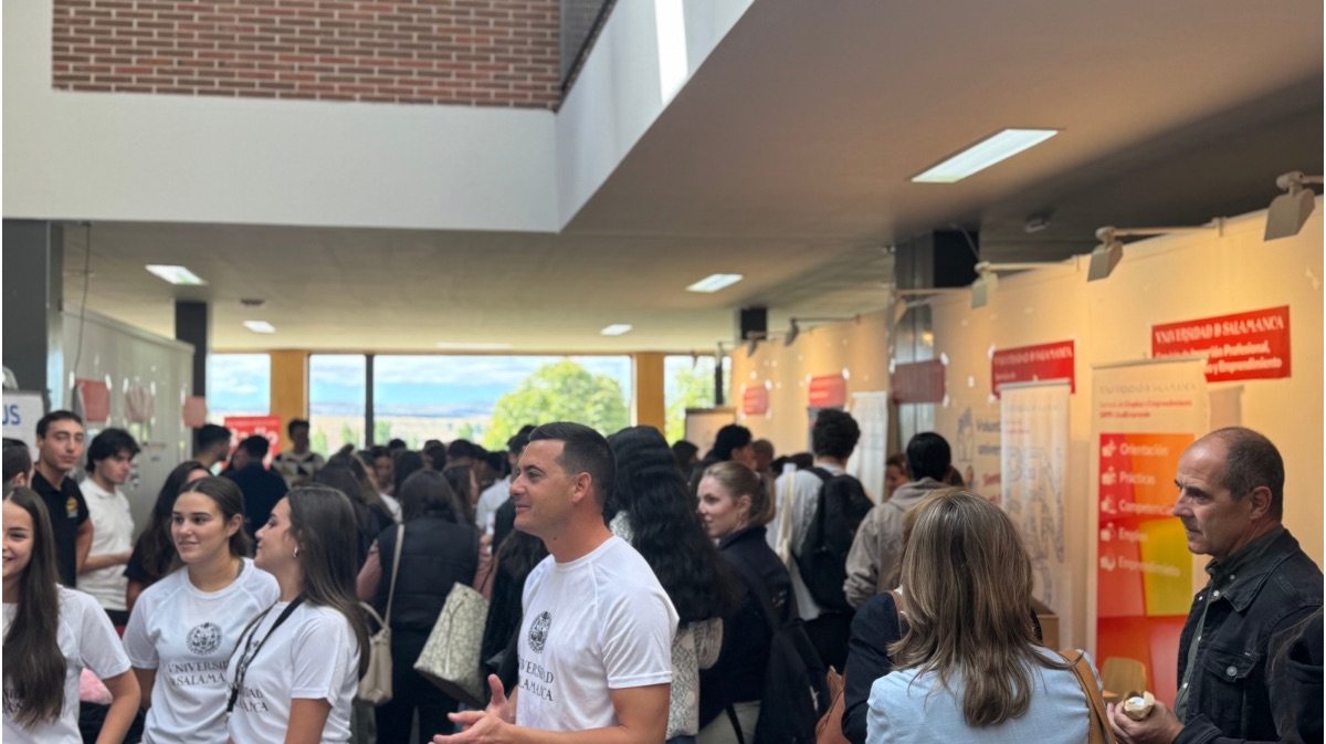 Feria de bienvenida en la USAL