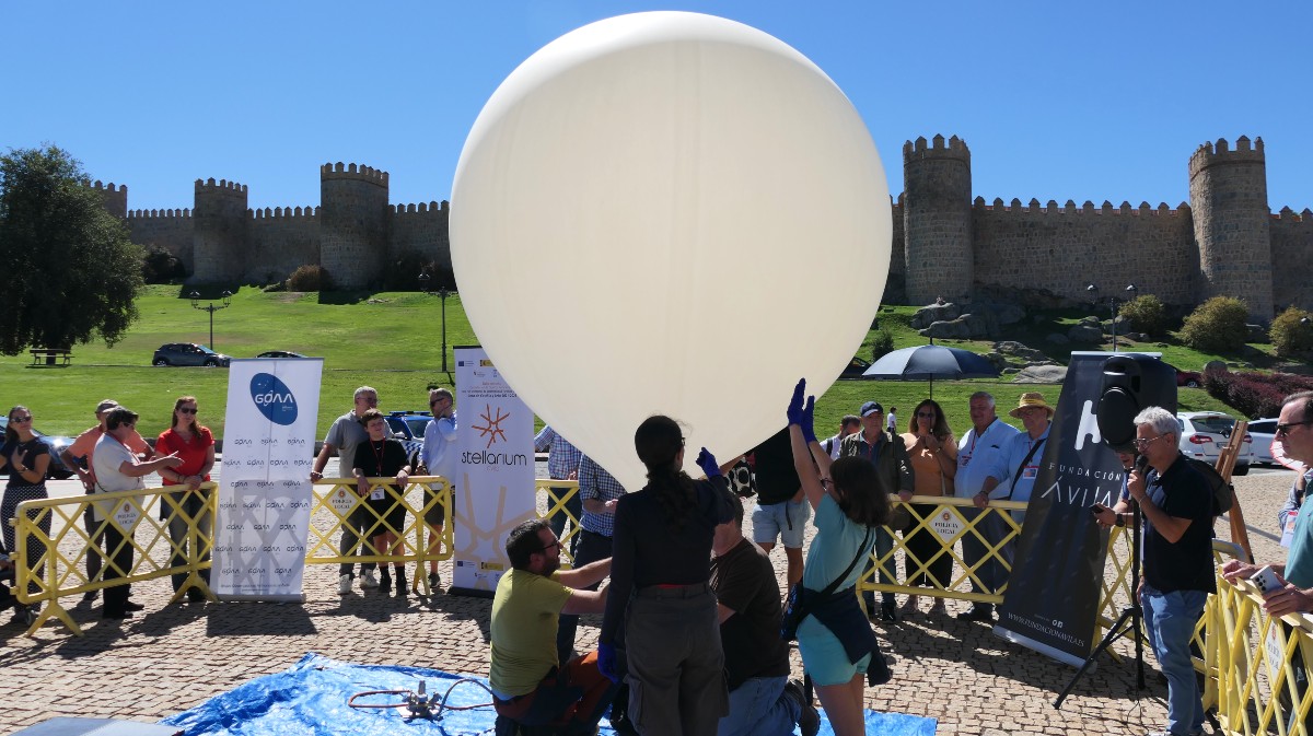 Lanzamiento del globo sonda Magu desde &Aacute;vila.