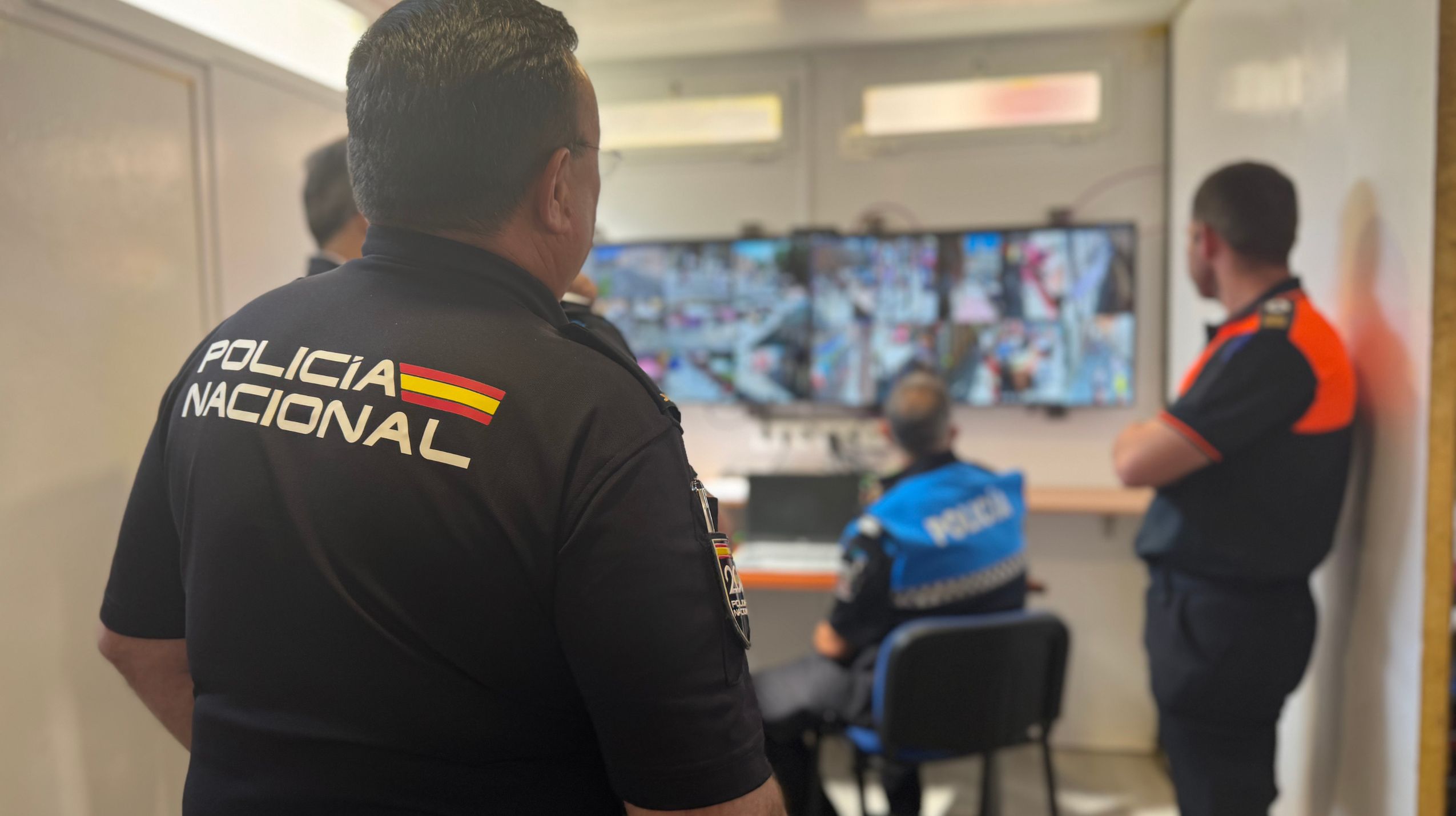Agentes de seguridad en el Puesto de Mando Avanzado