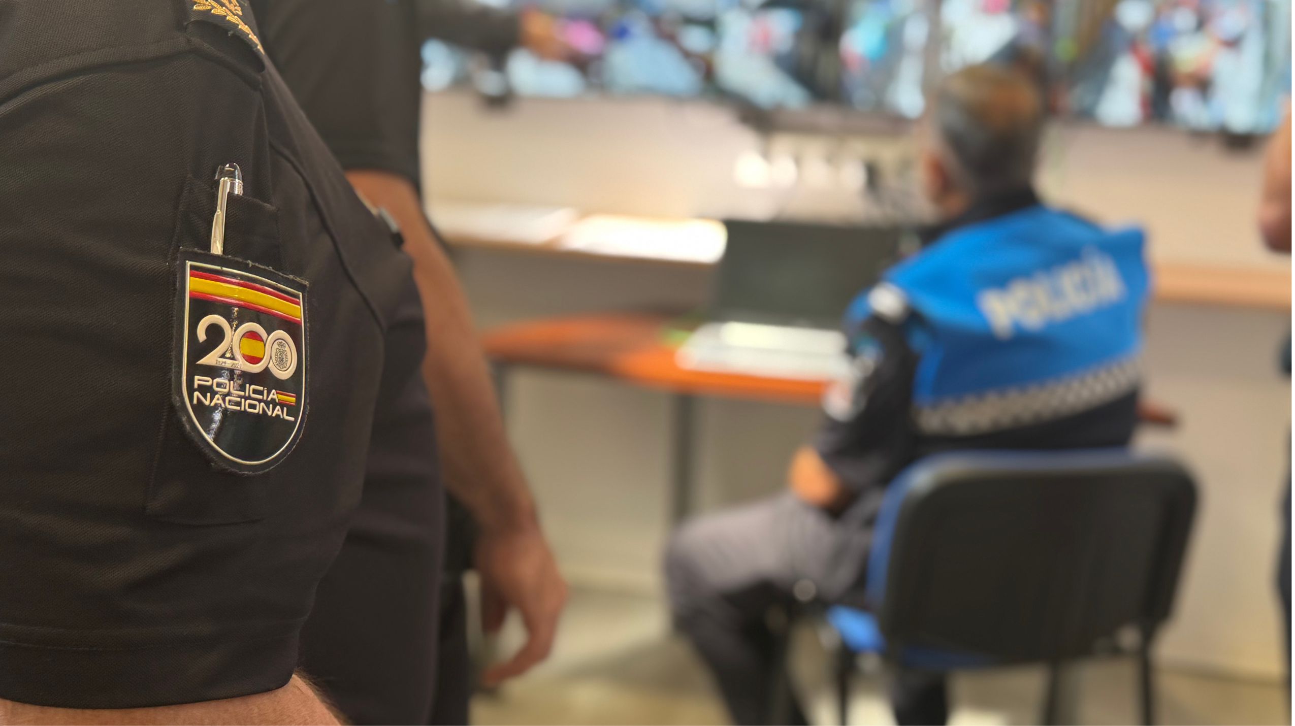 Policía Nacional y Policía Local en el Puesto de Mando Avanzado