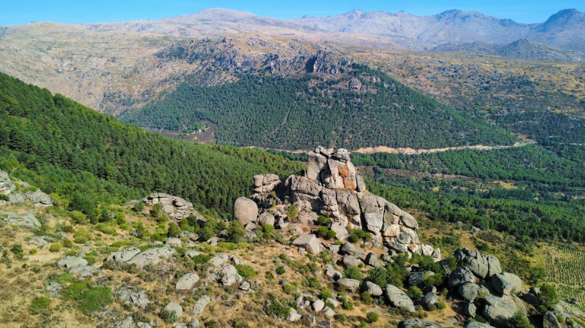 Peña de la Mora en Navatalgordo.
