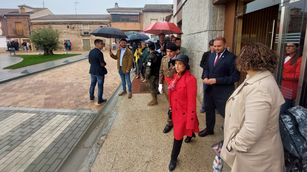 La ministra de Defensa en la inauguración de la plaza de España de Sanchidrián.