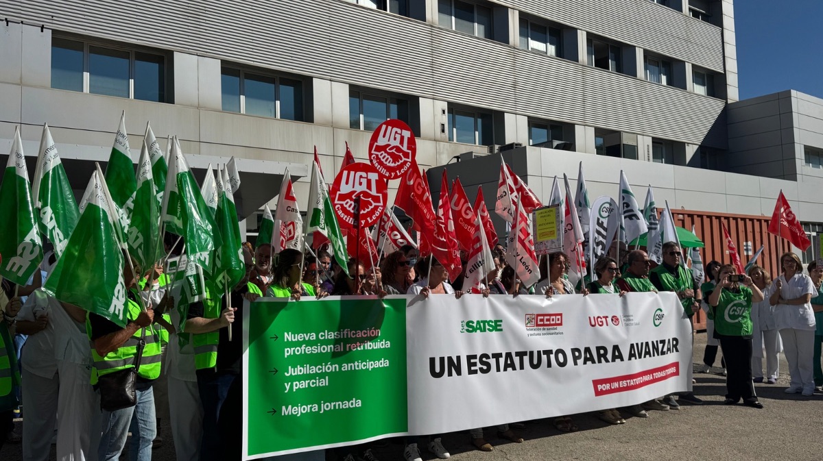 Profesionales sanitarios se concentran para exigir mejoras laborales
