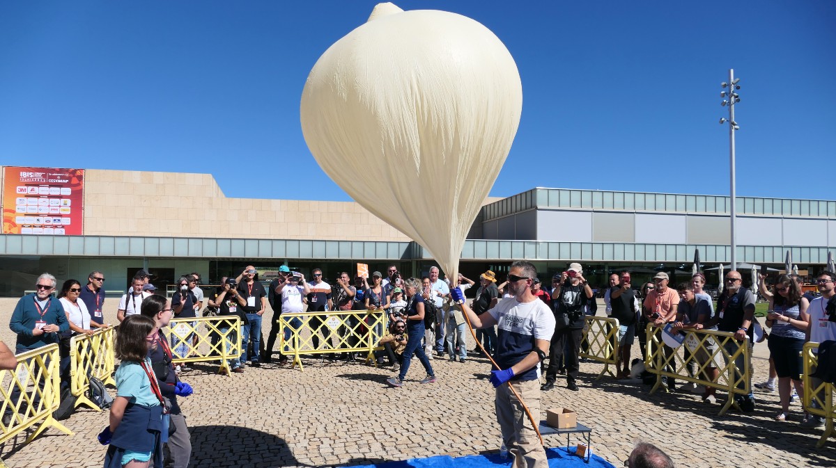 Lanzamiento del globo sonda Magu desde &Aacute;vila.