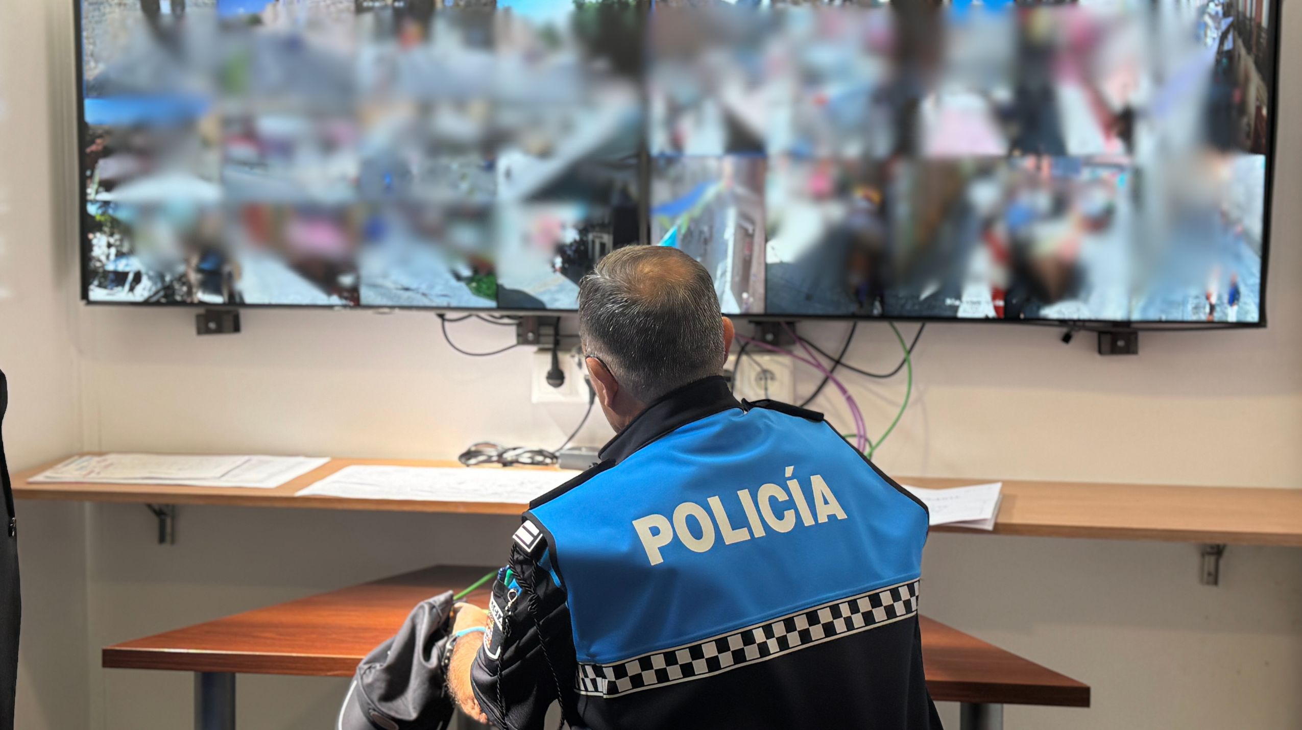 Policía Local en el Puesto de Mando Avanzado observando las cámaras de vigilancia
