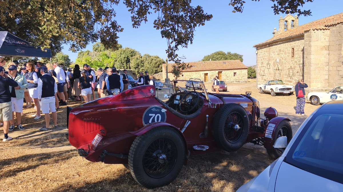 &lsquo;Petit tour&rsquo;, una comitiva de veh&iacute;culos hist&oacute;ricos en Gallegos de Sobrinos.