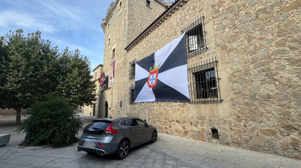 Fachada con la bandera de Ceuta en la sede de la Diputaci&oacute;n este martes