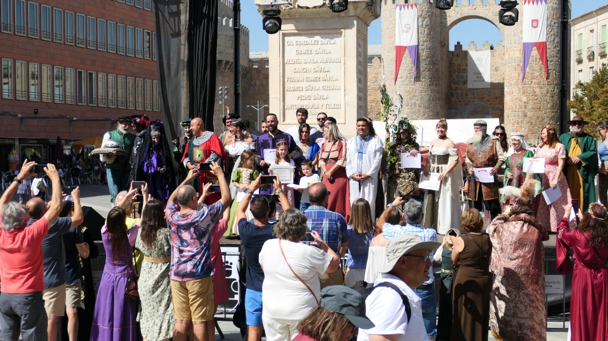 Numerosas personas hacen fotos a los ganadores de los concursos del Mercado Medieval.