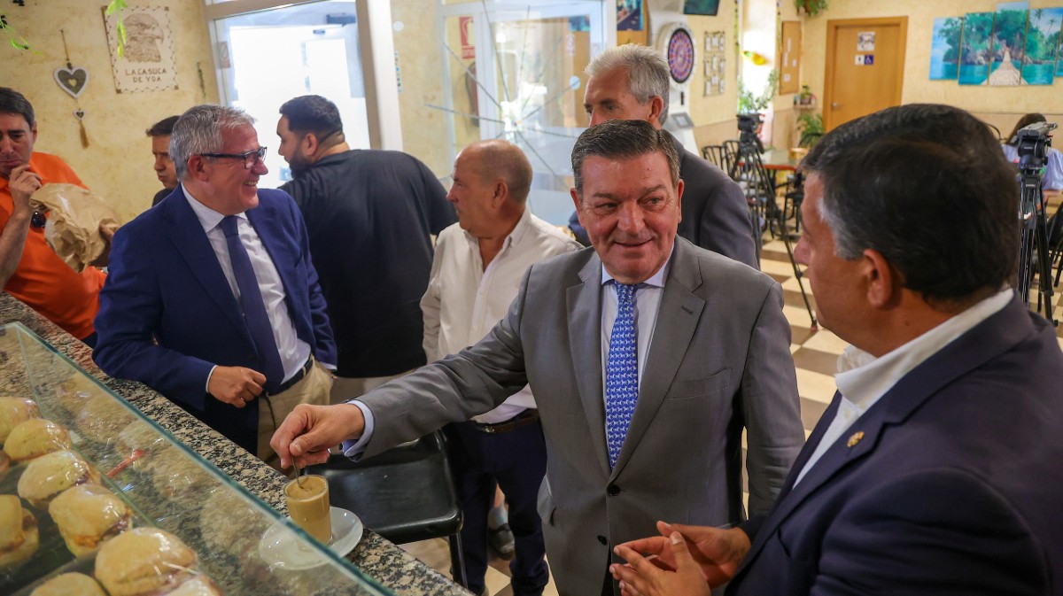 El consejero de Presidencia en el bar de Niharra.