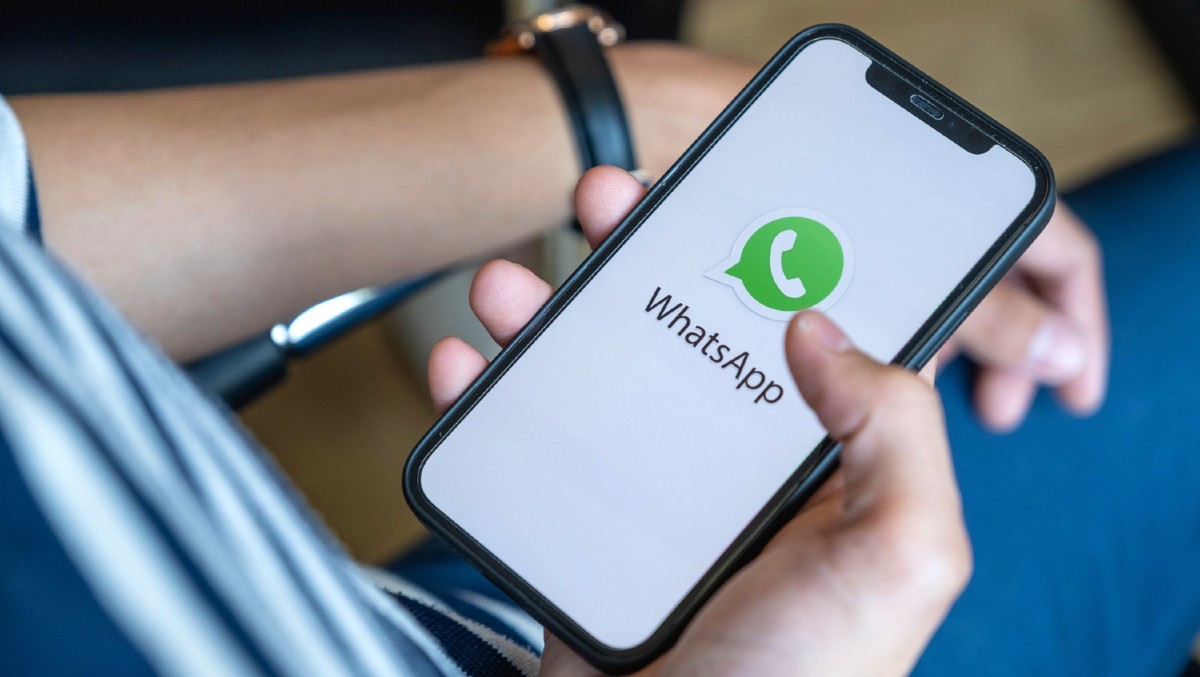 Una persona abre WhatsApp en su tel&eacute;fono m&oacute;vil.