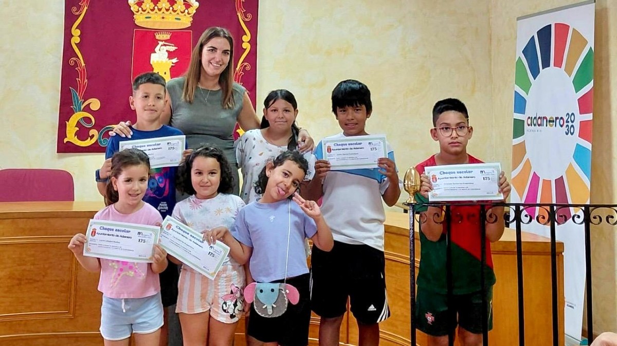 Entrega del cheque escolar a los alumnos de Adanero.