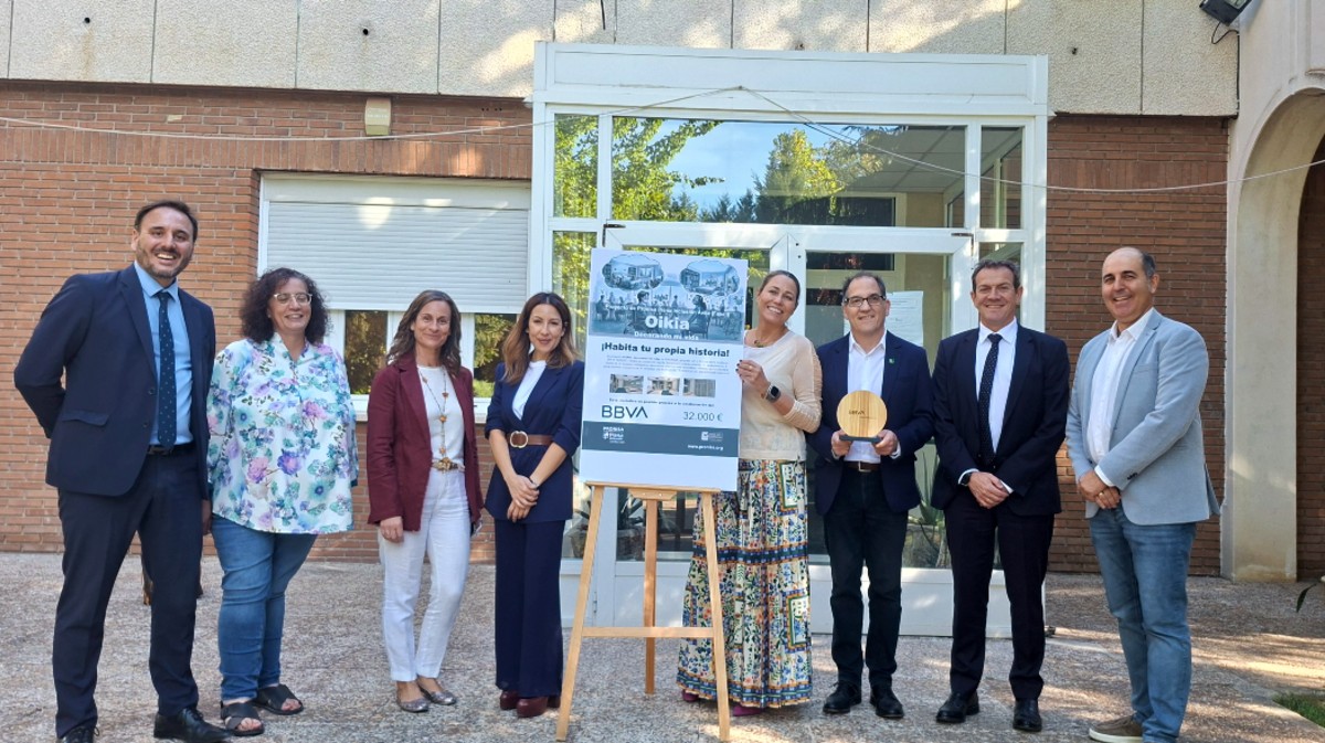 Representantes del BBVA en una visita a la residencia de Pronisa.