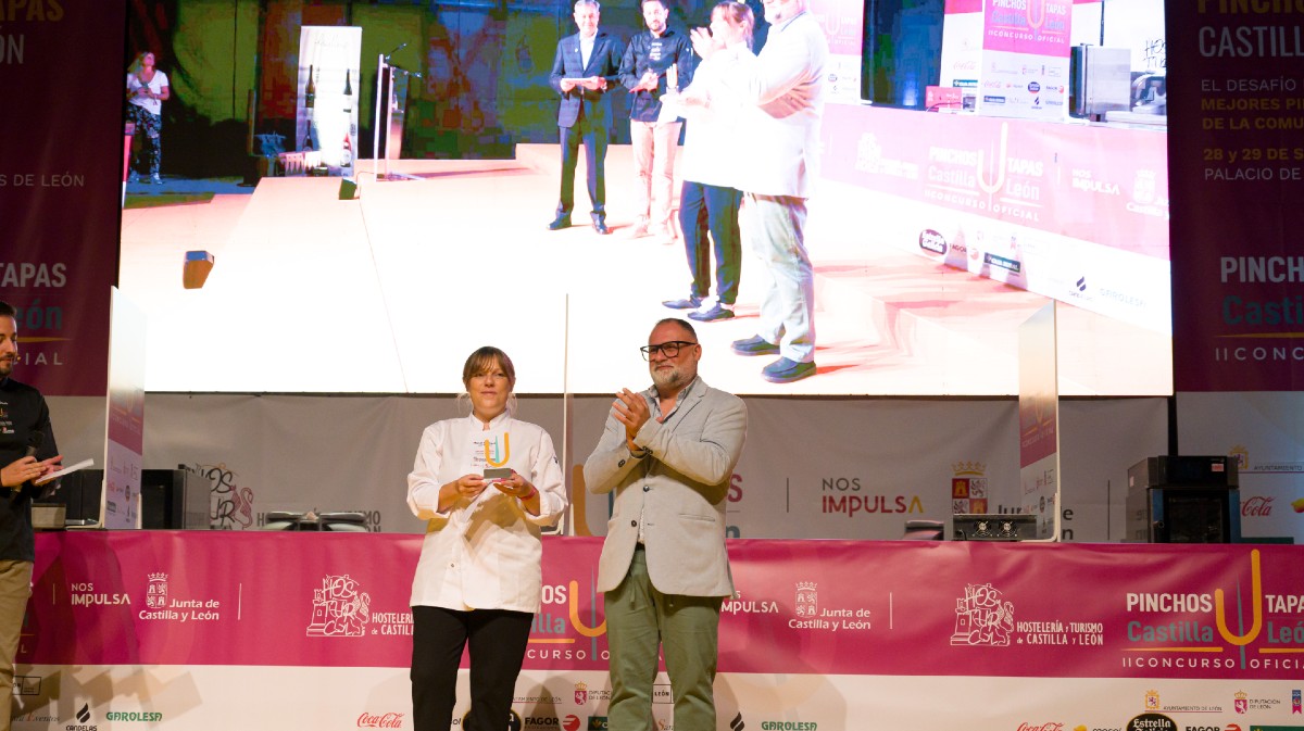 Marta Alfayate recoge el acc&eacute;sit a la tapa m&aacute;s tradicional en el II Concurso de Pinchos y Tapas de Castilla y Le&oacute;n.