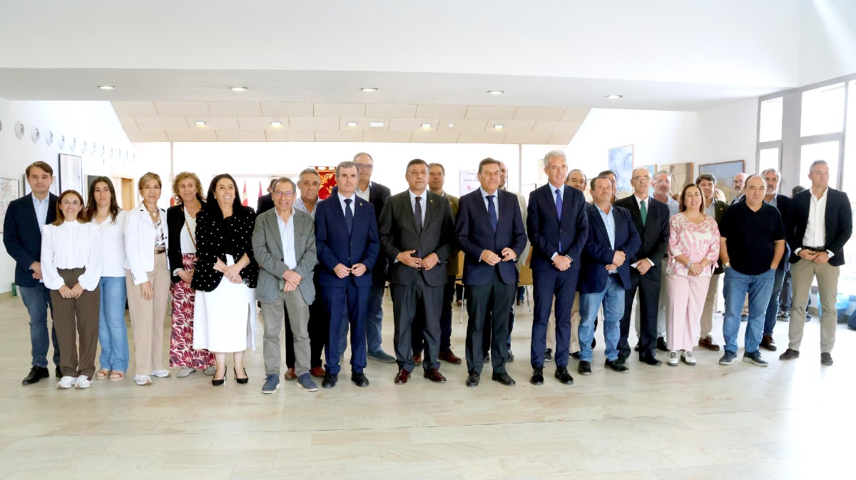 El consejero de Econom&iacute;a presenta el proyecto del Plan de Dinamizaci&oacute;n Econ&oacute;mica en Sotillo de la Adrada.