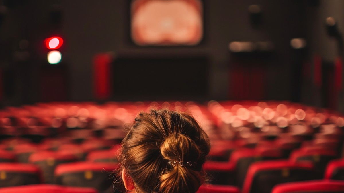 Una espectadora en una sala de cine.