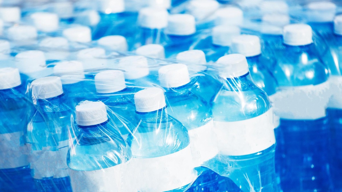 Agua embotellada.