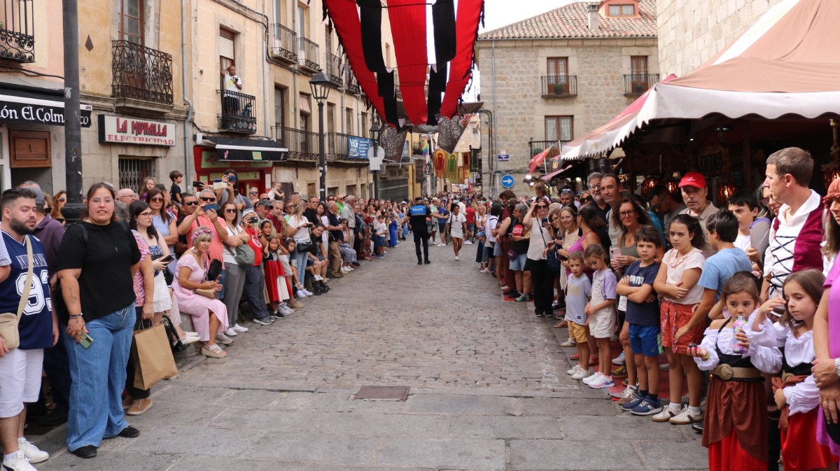 P&uacute;blico durante el desfile medieval