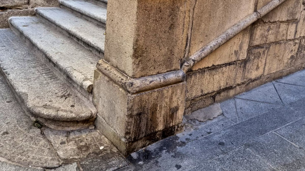 Suciedad tras el Mercado Medieval en la calle Samn Segundo en una foto de Vox.