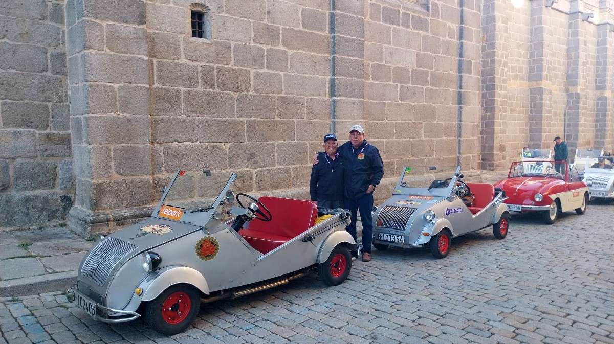 Comienzo en &Aacute;vila de la caravana de microcoches cl&aacute;sicos por Castilla y Le&oacute;n.