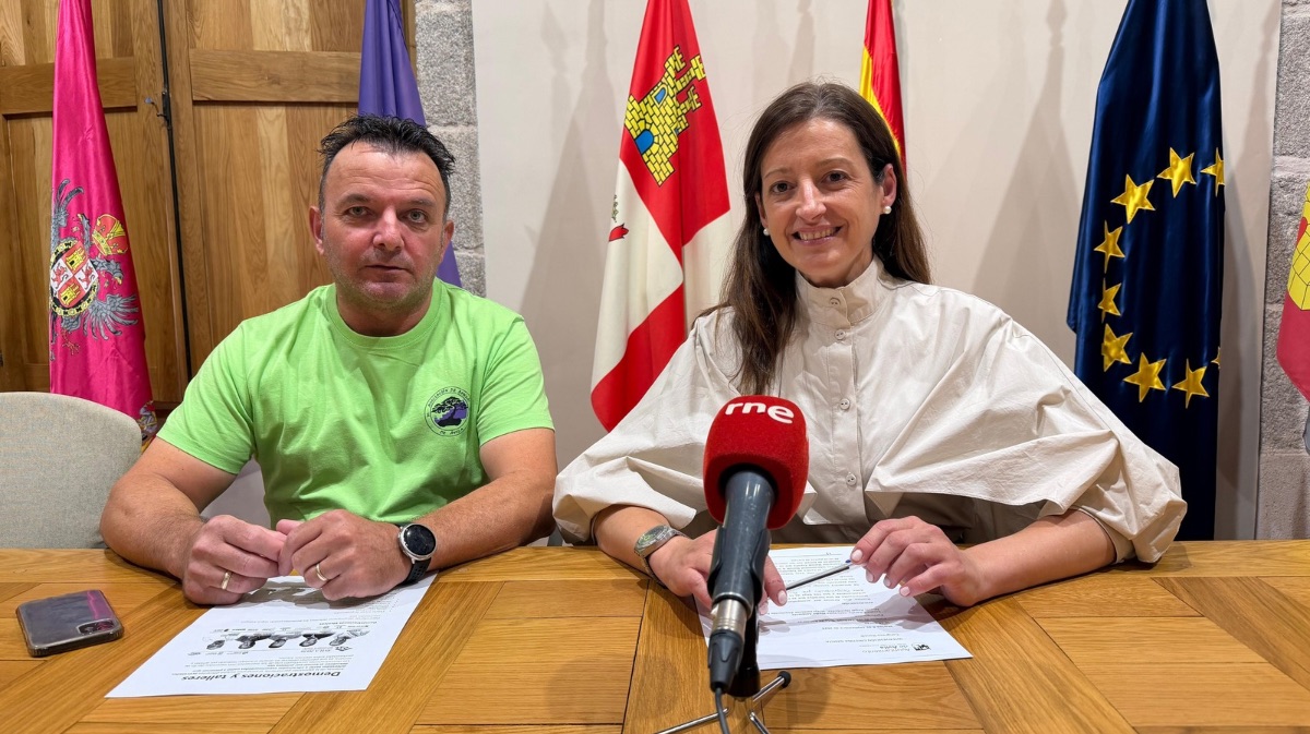 La concejala de Medio Ambiente del Consistorio abulense, Cristina Garc&iacute;a, y Miguel &Aacute;ngel Hern&aacute;ndez, vicepresidente de la Asociaci&oacute;n Bons&aacute;i