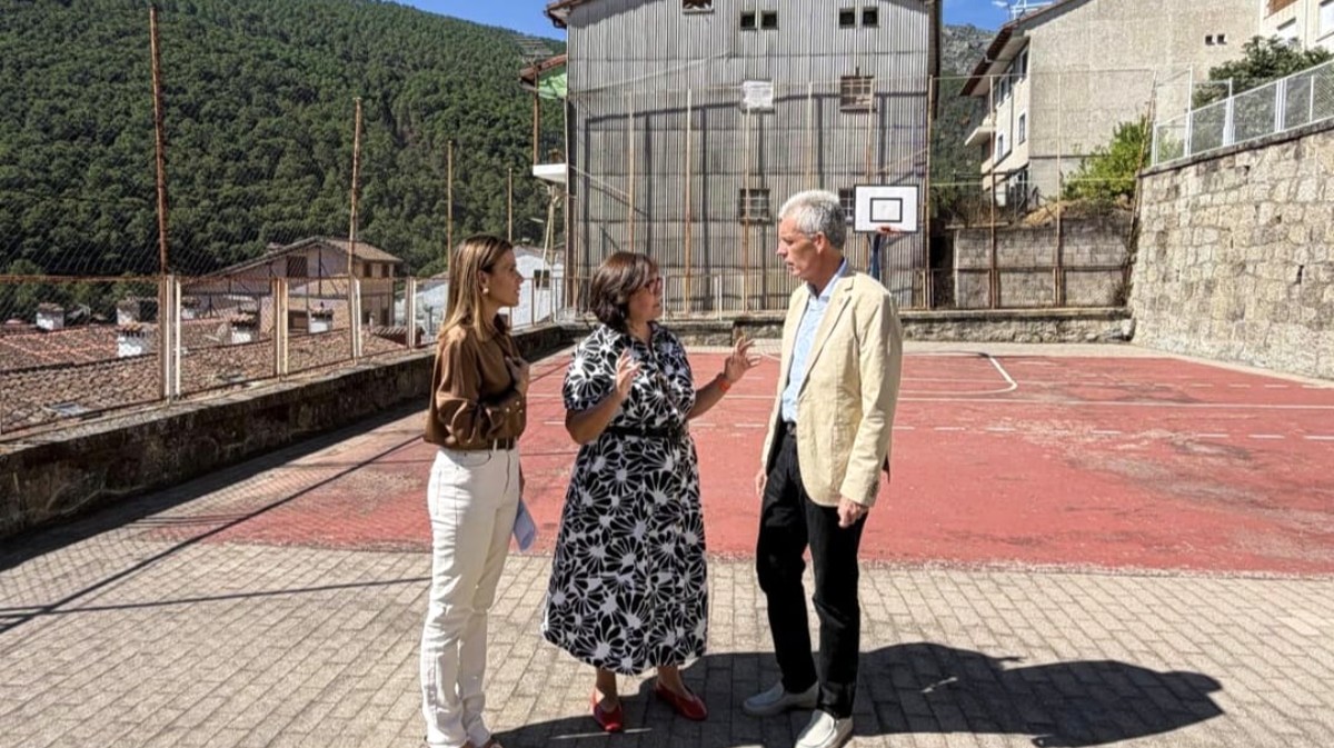 El delegado de la junta y la alcaldesa, en el colegio de Guisando.
