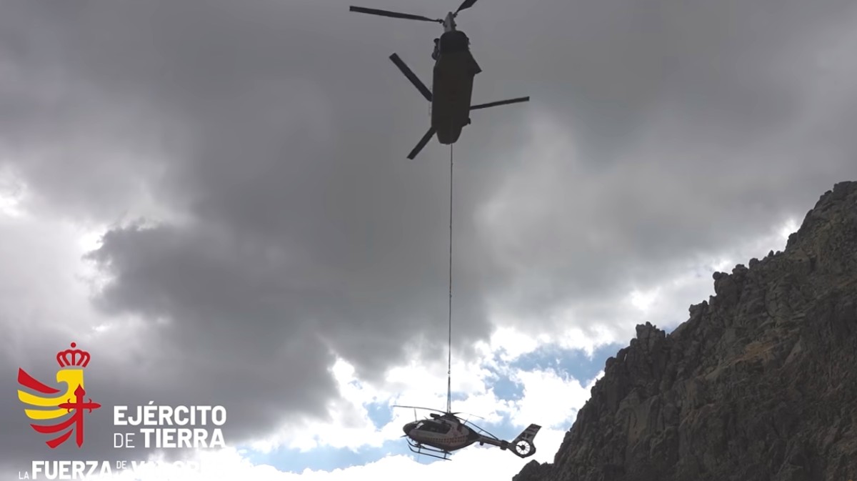 VÍDEO | Un Chinook del Ejército rescata en Gredos a un helicóptero de la Guardia Civil accidentado