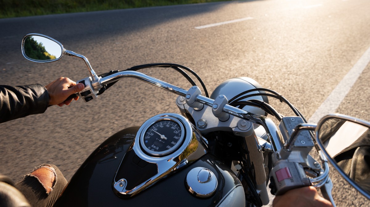 Imagen de archivo de un motorista en una carretera.