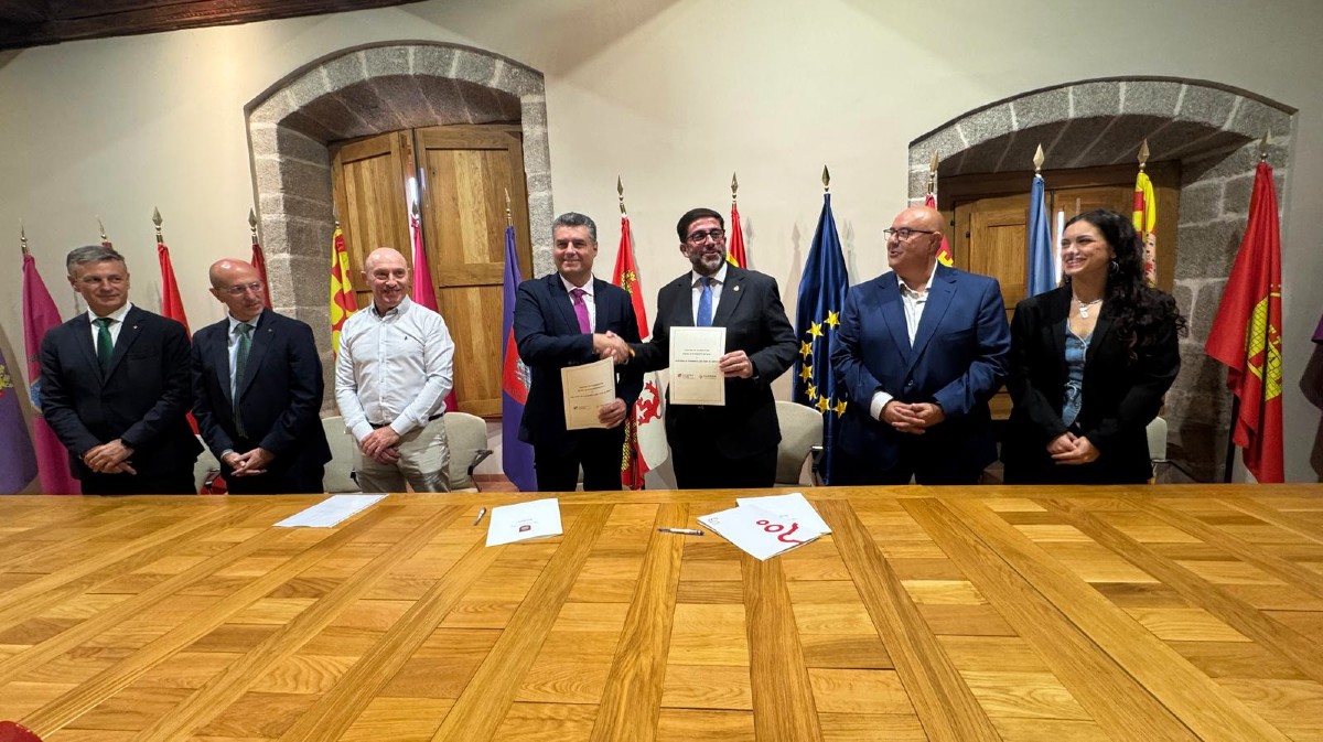 Firma del convenio entre Caja Rural de Salamanca y Ayuntamiento de &Aacute;vila.
