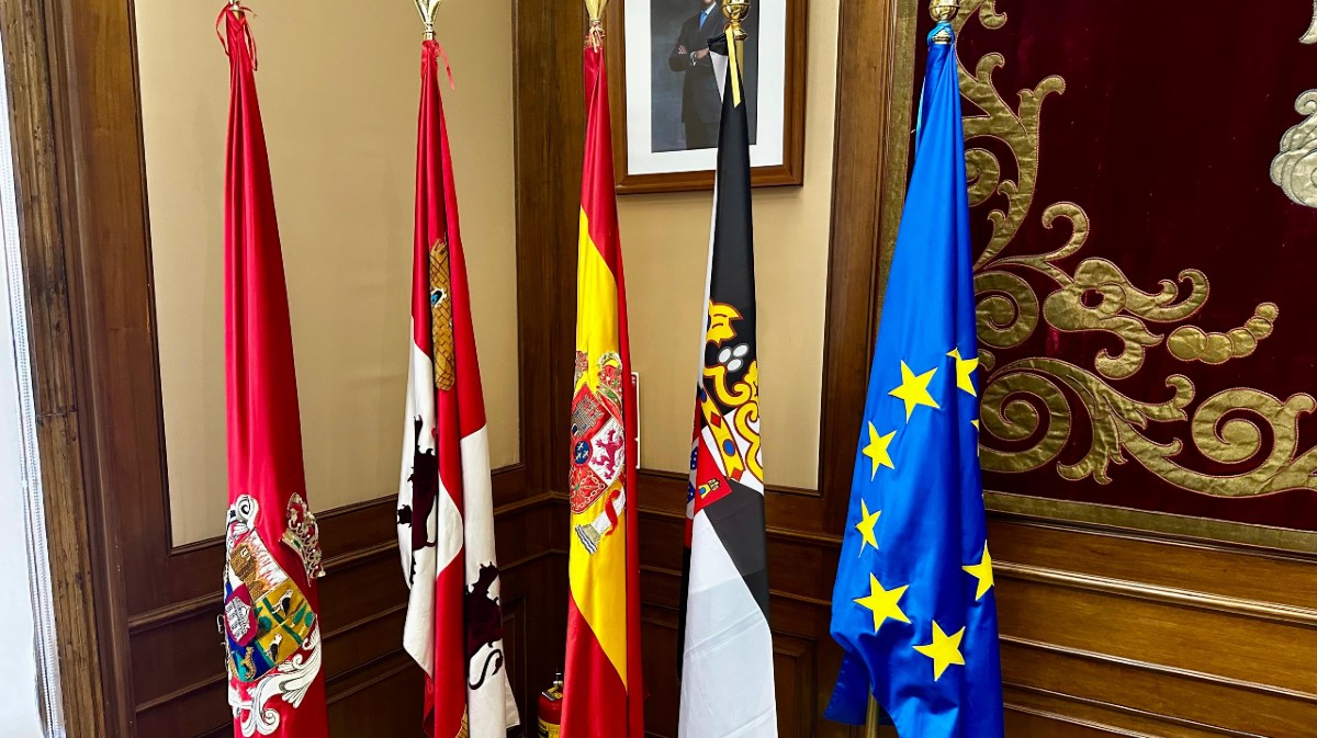 La bandera de Ceuta, entre las otras ense&ntilde;as en el sal&oacute;n de plenos de la Diputaci&oacute;n de &Aacute;vila.