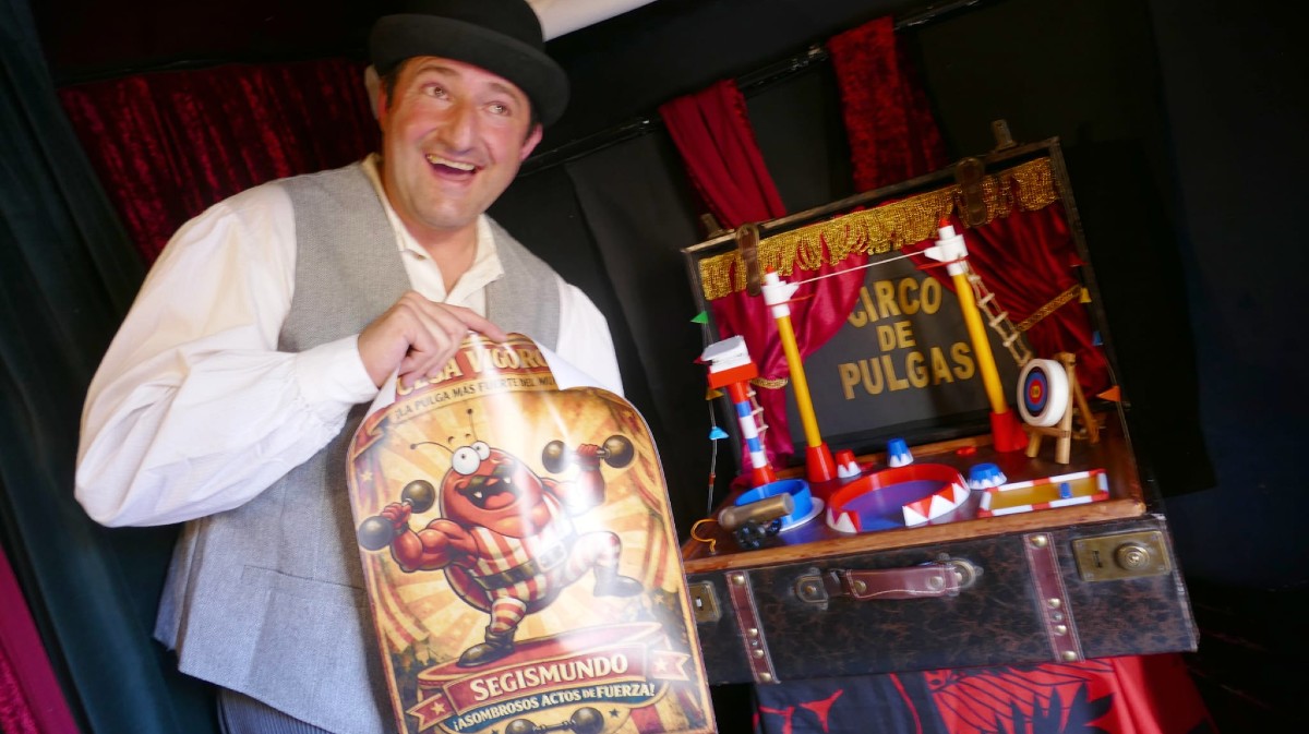 El mago &Ouml;scar presenta el 'Circo de pulgas'.