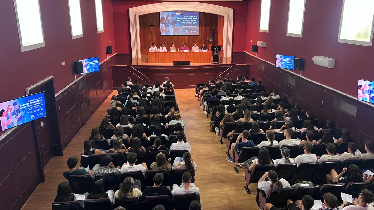 Acto de bienvenida a los alumnos en la UCAV.