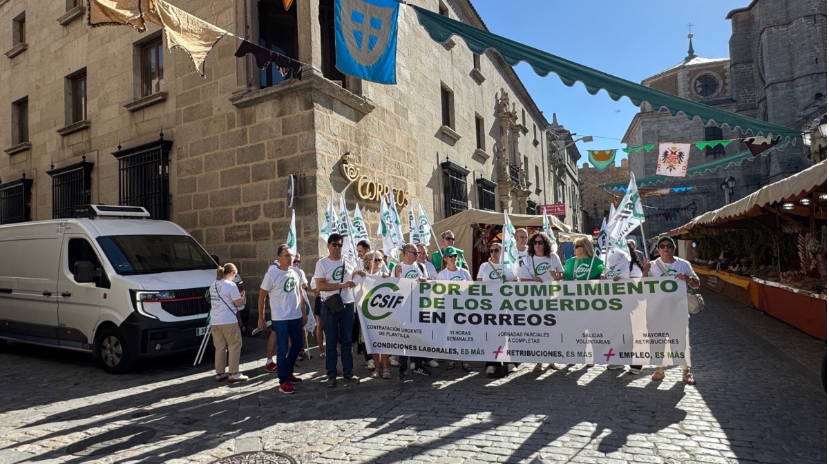Una veintena de personas se concentran frente a Correos