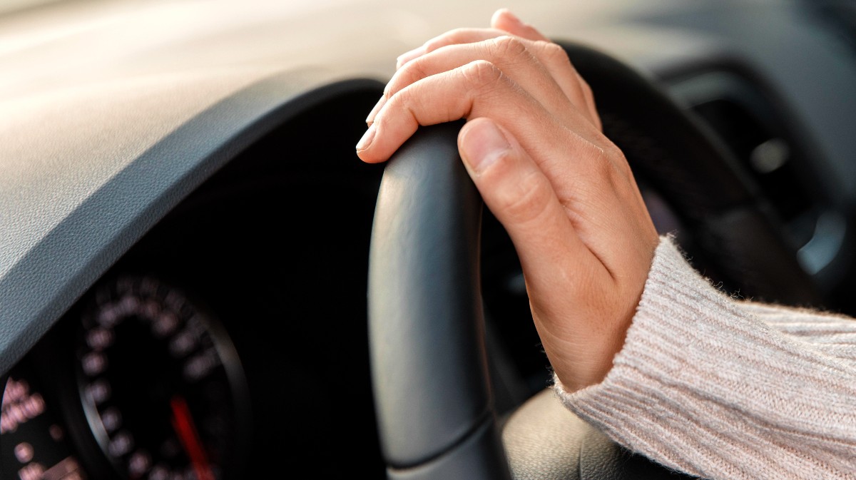Imagen de archivo de una conductora al volante.