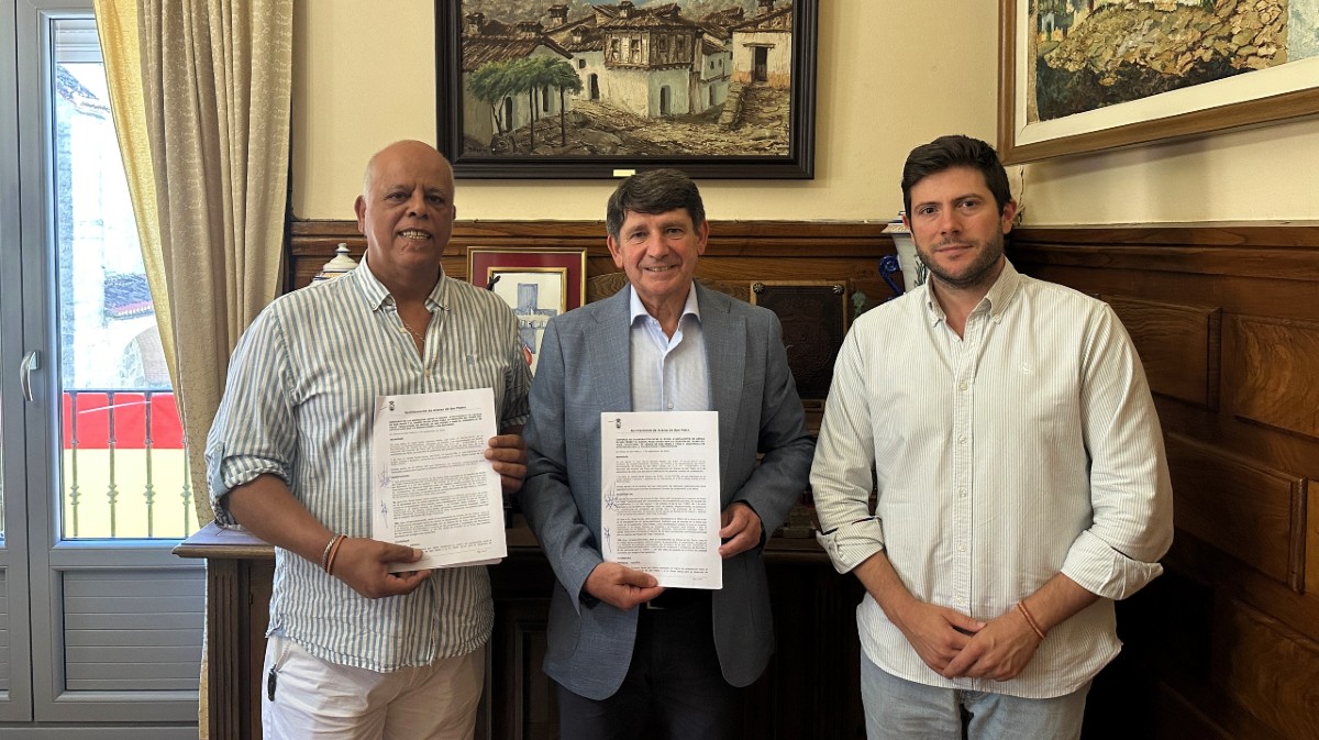 Firma de un convenio para crear un museo de traje tradicional en Arenas de San Pedro.