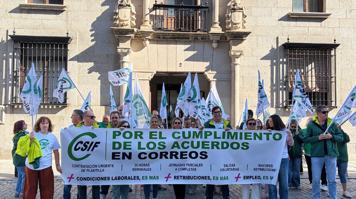 Concentraci&oacute;n de CSIF ante la oficina de Correos de &Aacute;vila.