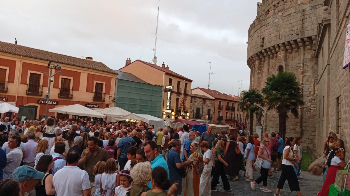 Ambiente del Mercado Medieval el s&aacute;bado por la tarde.