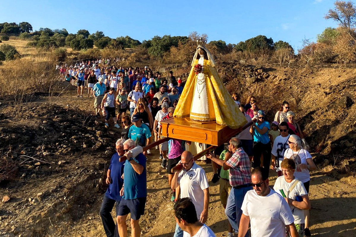 La Virgen de Valsordo retorna a su casa en medio del desolador paisaje del incendio