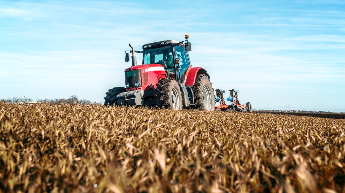 2.403 agricultores abulenses reciben 5,5 millones en ayudas para fertilizantes del Gobierno