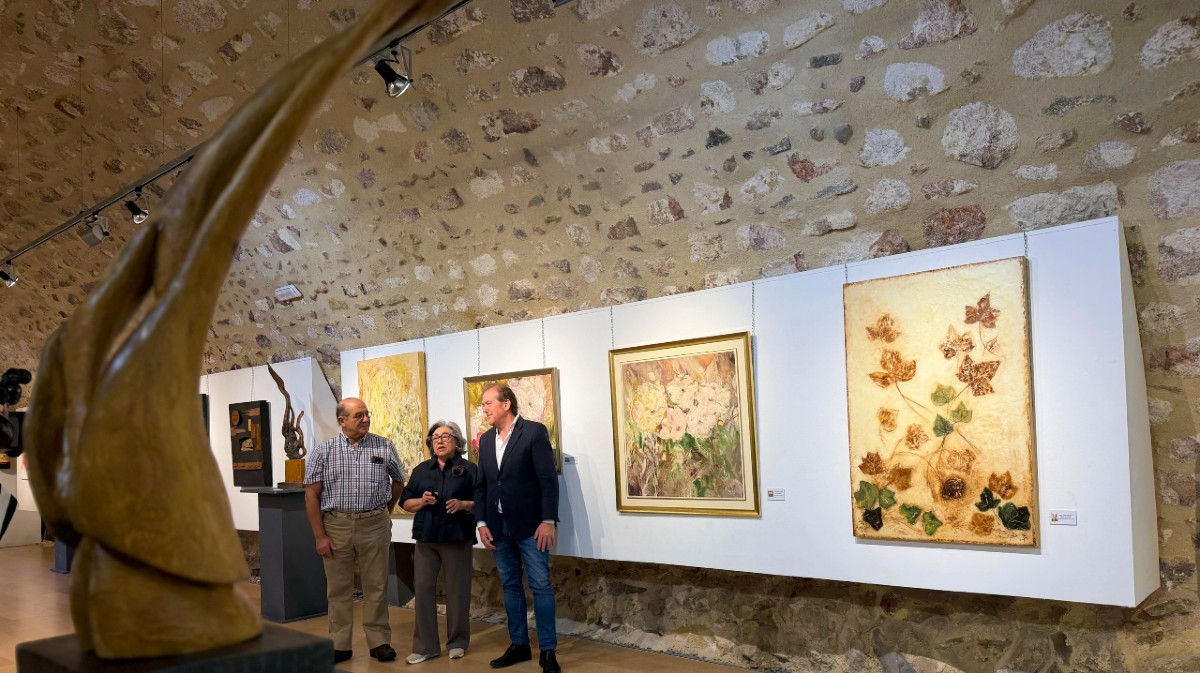 Ra&uacute;l Apausa y Pilar Pardo junto al concejal de Cultura, &Aacute;ngel S&aacute;nchez, en la exposici&oacute;n &lsquo;Tres estilos&rsquo;.