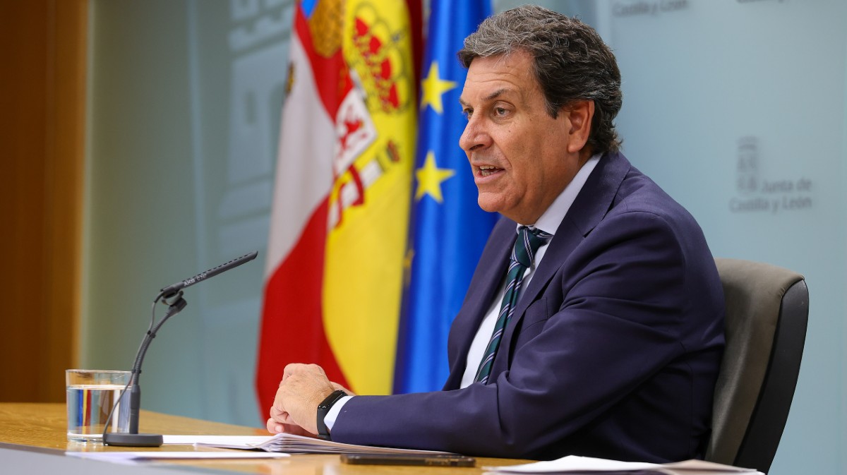 Carlos Fern&aacute;ndez Carriedo, portavoz de la Junta. explica los acuerdos de la Junta.