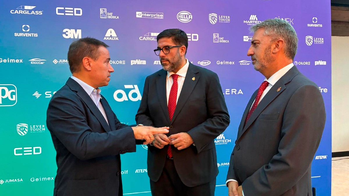 El director de Cesvimap con el alcalde de &Aacute;vila y el concejal Javier Ajates en Posventa Iberia.