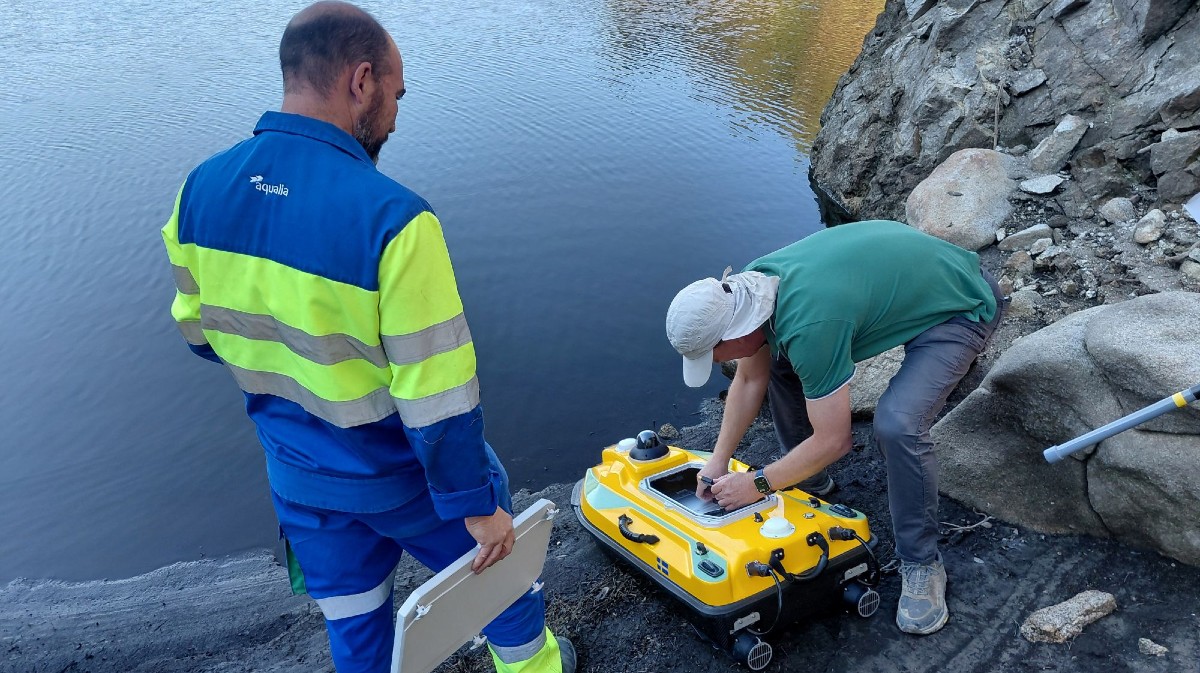 Trabajos para conocer la situaci&oacute;n de la presa de Piedralaves.