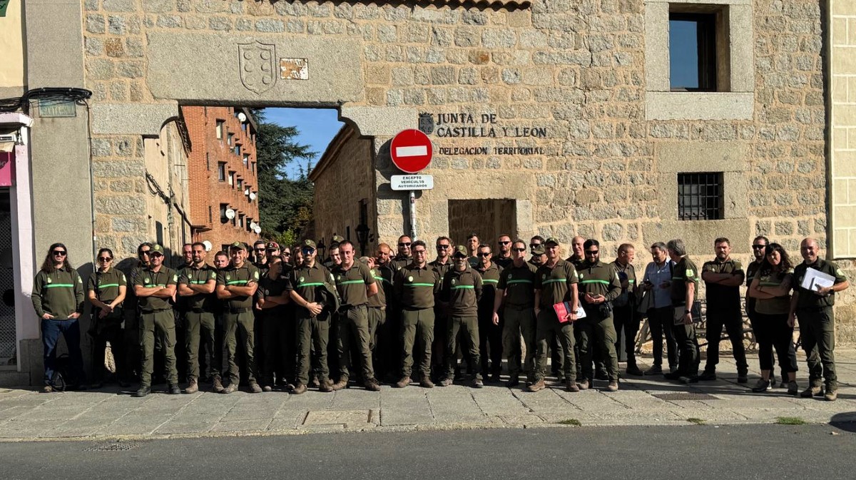 Agentes medioambientales ante la Delegaci&oacute;n de la Junta con motivo de una asamblea.